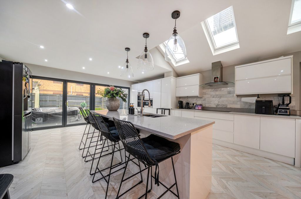 Property photo 2 of 20 1410833-11-698E1E...