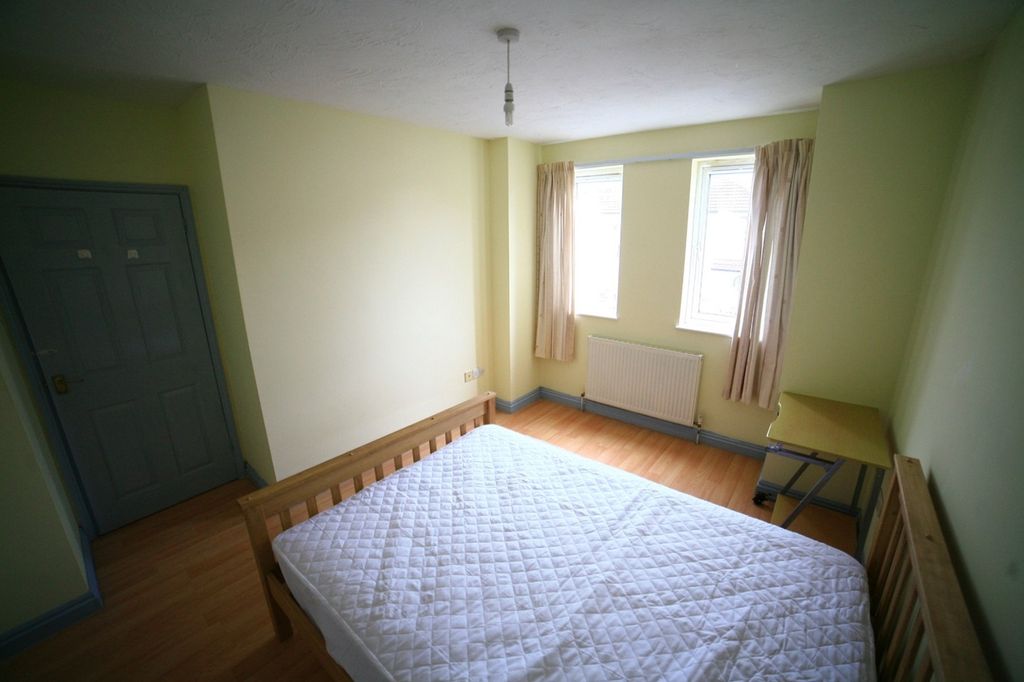 Property photo 2 of 9 A Bright And Inviting Double Bedroom Featuring Lar...