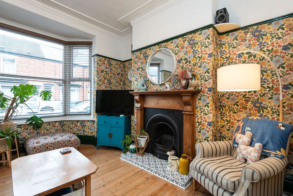 Property photo 2 of 32 Living Room