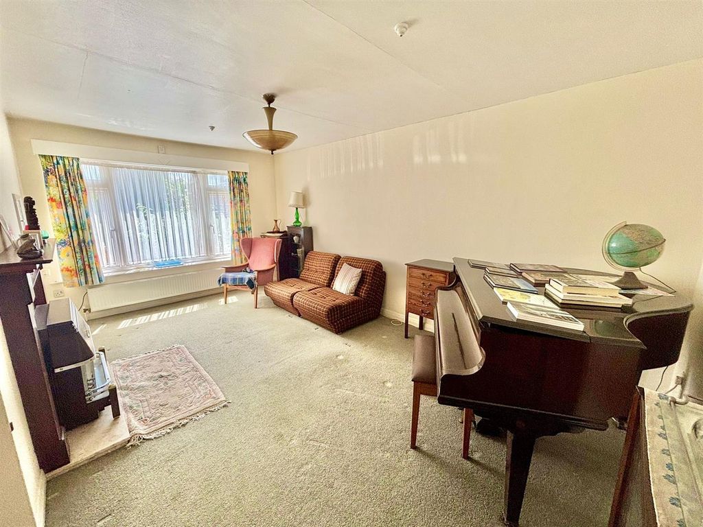 Property photo 3 of 20 Lounge