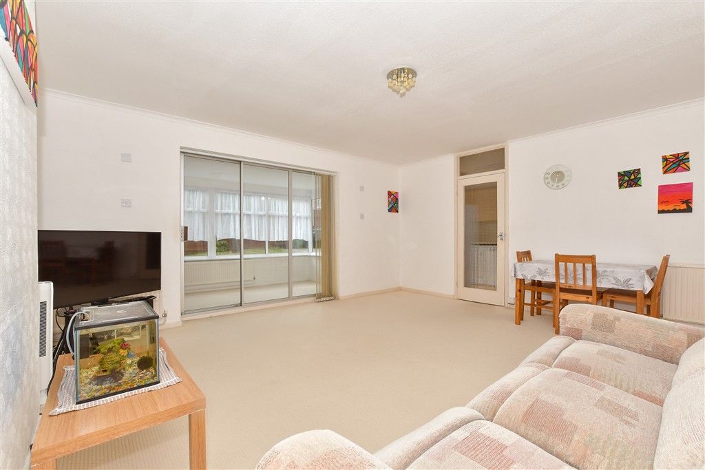 Property photo 3 of 7 Lounge 2