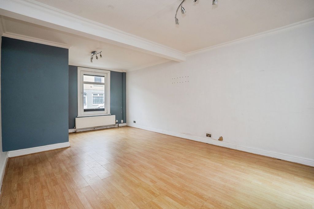 Property photo 3 of 19 Pbox-Img.Jpg