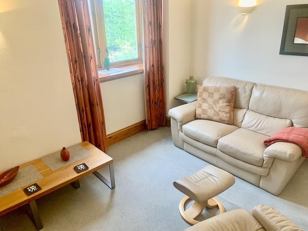Property photo 1 of 6 Lounge 2