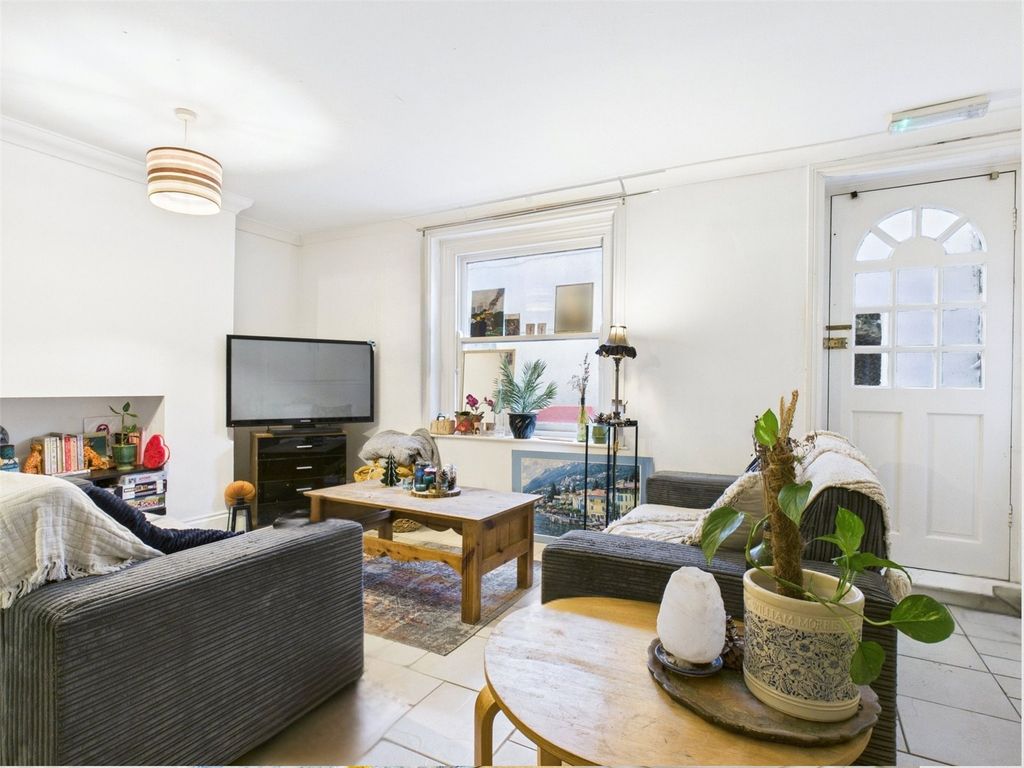 Property photo 3 of 23 Lounge