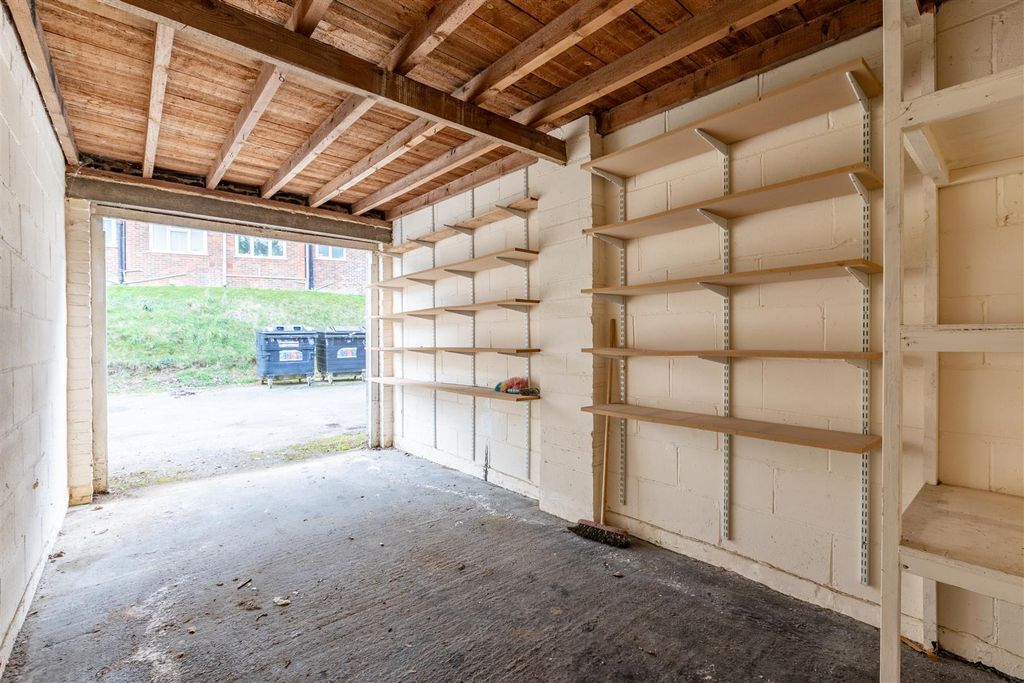 Property photo 3 of 6 Garage