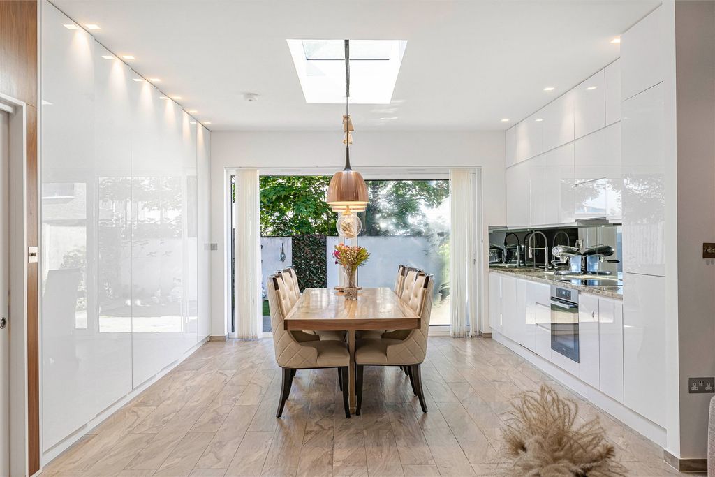 Property photo 3 of 27