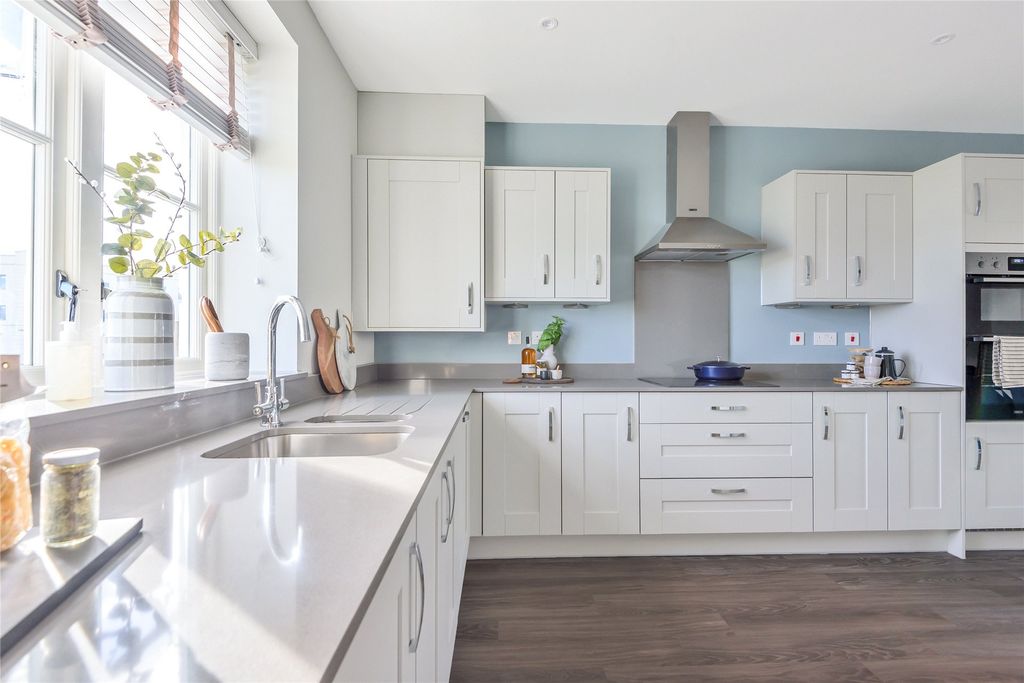 Property photo 2 of 9 Show Home Ex