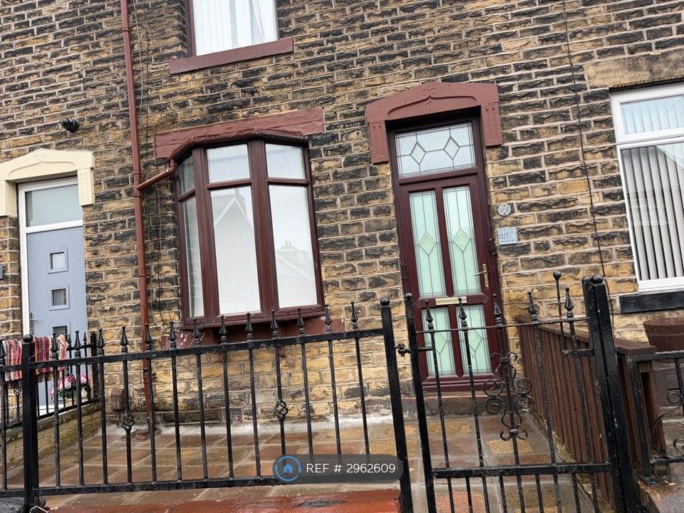Property photo 1 of 18 House Front Paved Garden Entrance