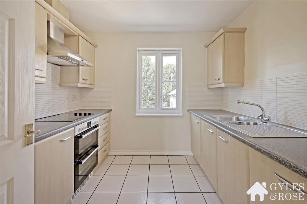 Property photo 3 of 10 Kitchen