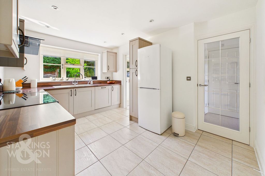 Property photo 2 of 27