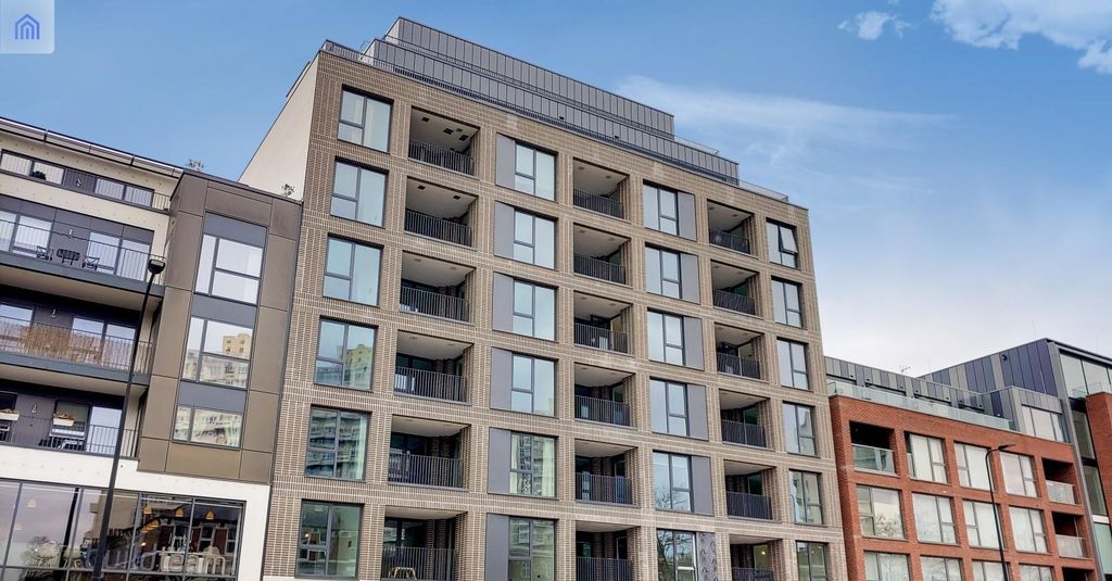 Property photo 1 of 14 Clapham Place