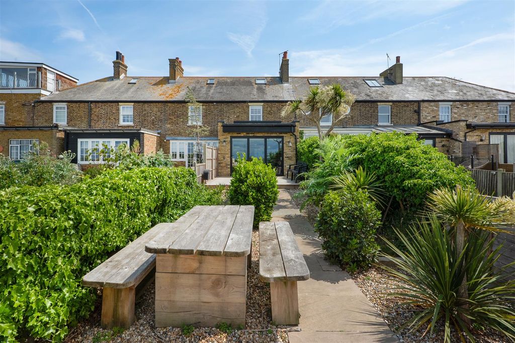 Property photo 1 of 25 Swalecliffe, Herne Bay