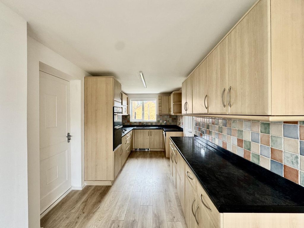 Property photo 3 of 19 Kitchen