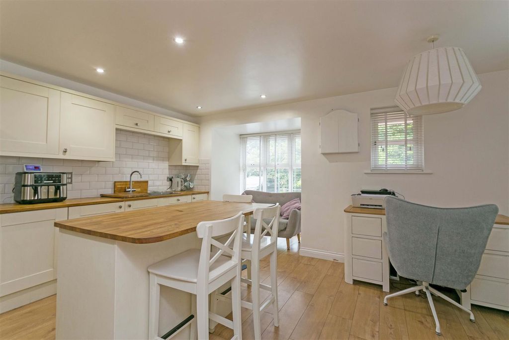 Property photo 3 of 21 18 Graylands Close-13.Jpg
