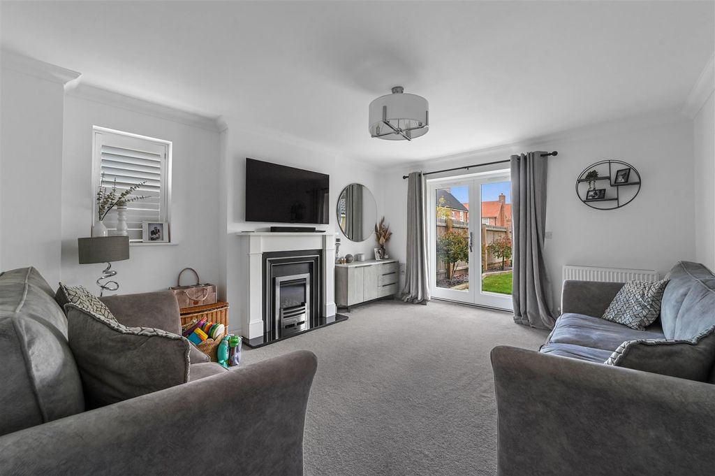 Property photo 2 of 16 Sitting Room