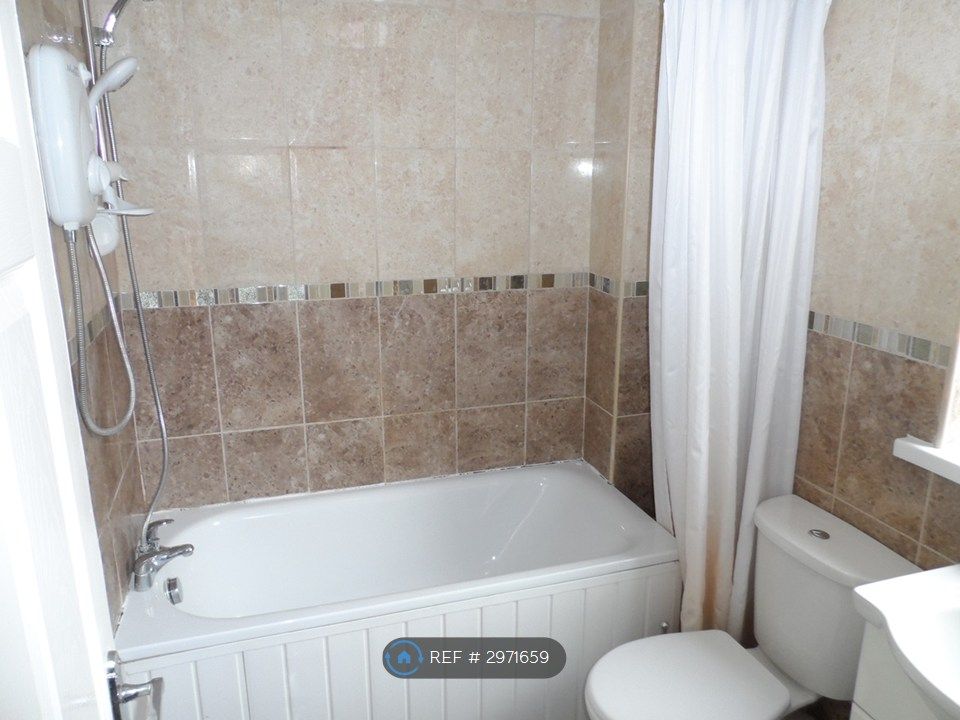 Property photo 2 of 7 Bathroom 1