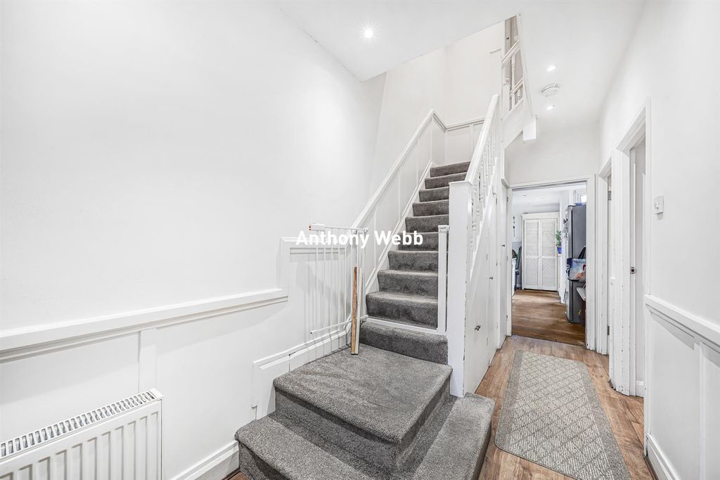 Property photo 3 of 17 Hallway