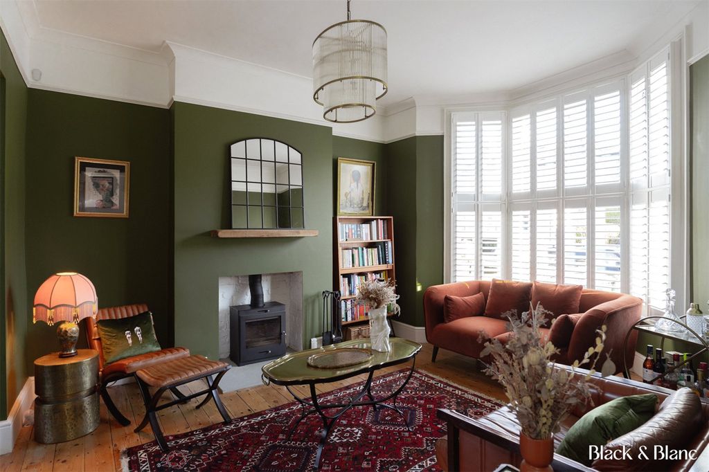 Property photo 3 of 27 Living Room