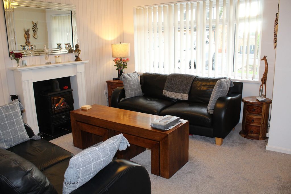 Property photo 3 of 19 Lounge