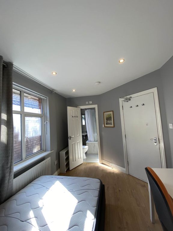 Property photo 2 of 7 Room B 1