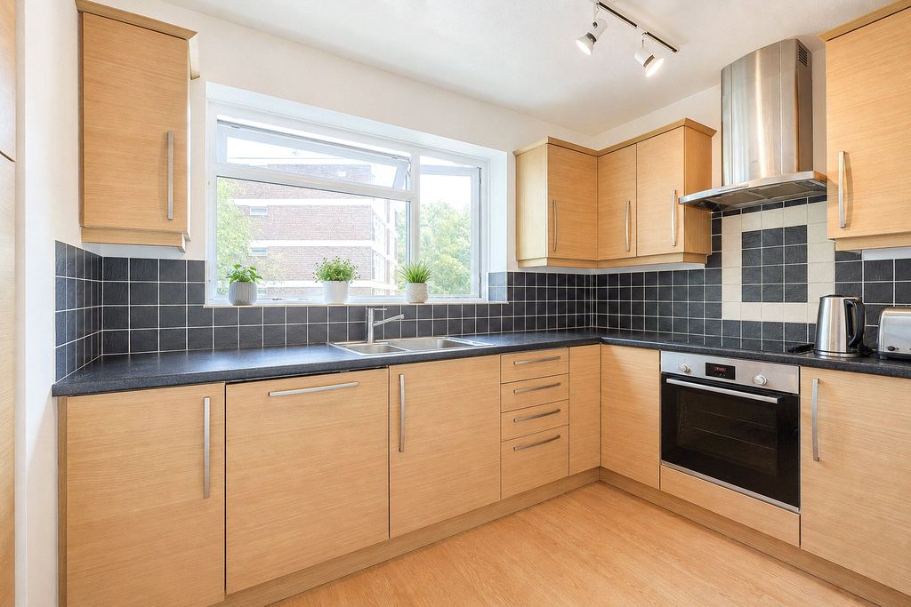 Property photo 3 of 11 Kitchen