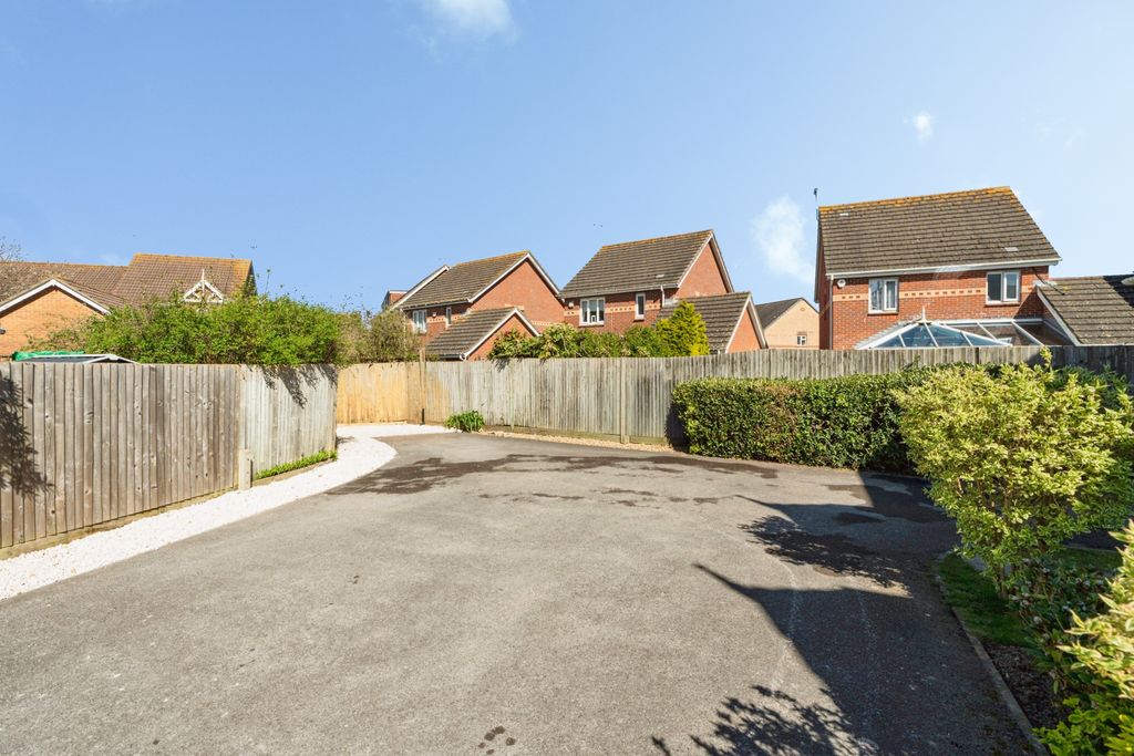 Property photo 2 of 20 Driveway