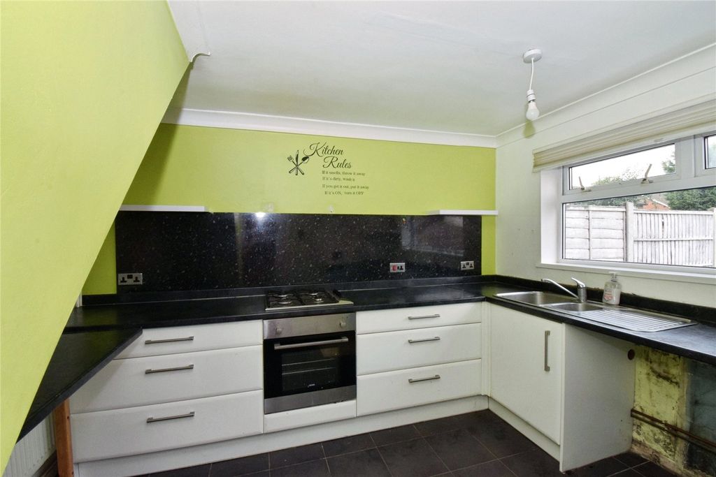 Property photo 3 of 17 Kitchen