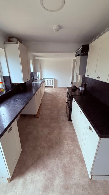 Property photo 3 of 11 Kitchen