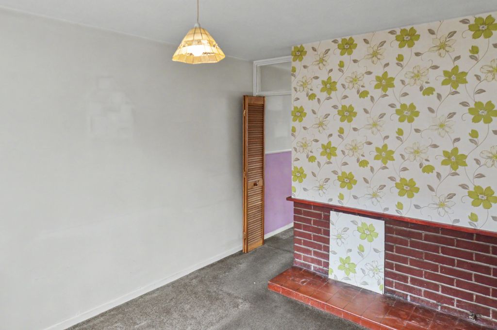 Property photo 3 of 16 108 Northfield Road, Coventry, West Midlands, CV1 2Bp