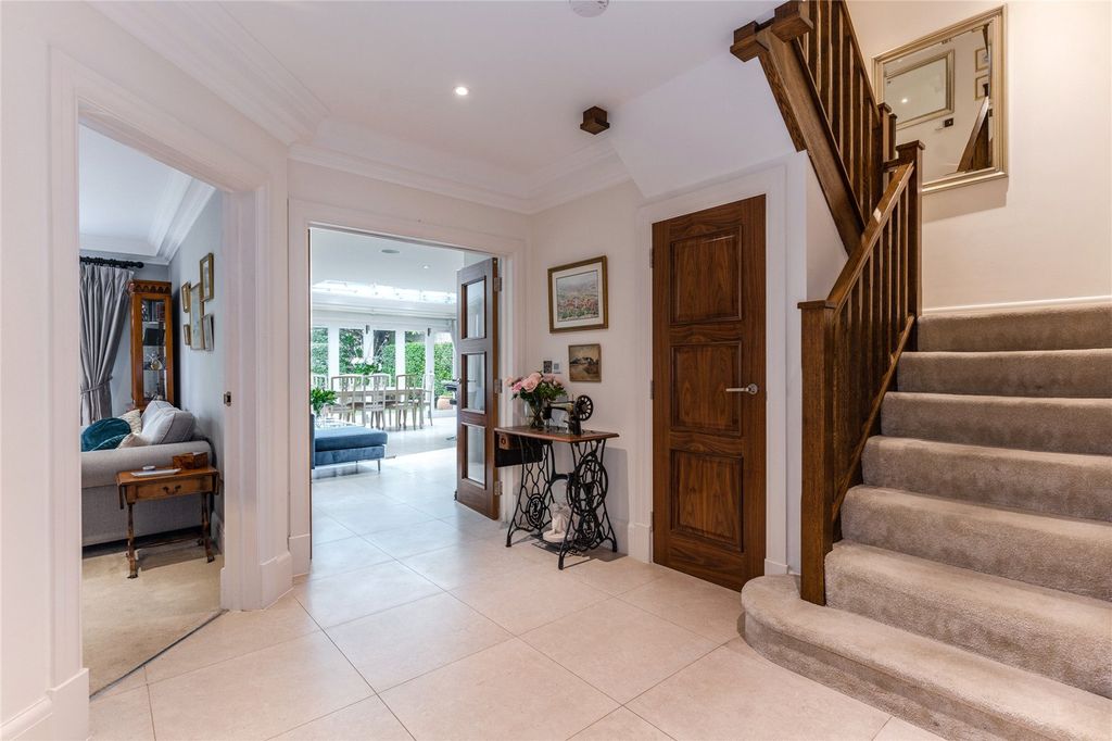 Property photo 2 of 18 Entrance Hall
