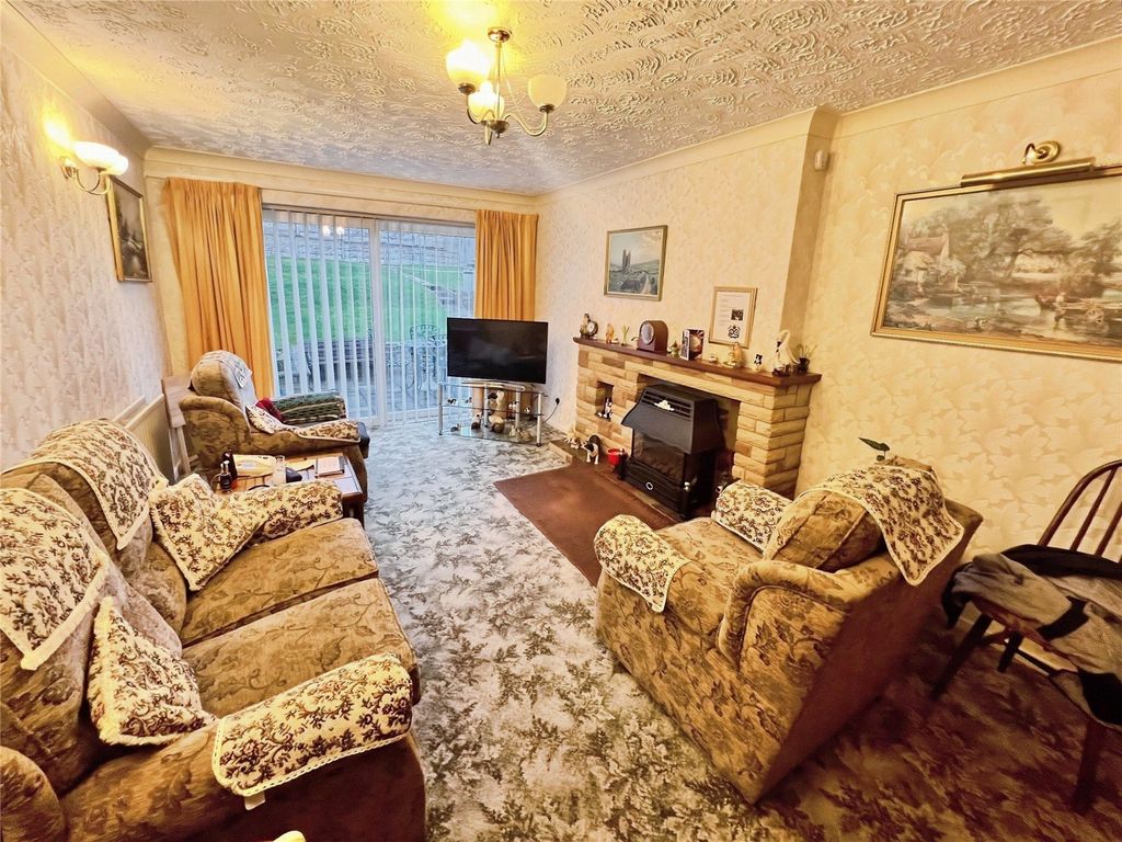 Property photo 3 of 15 Lounge