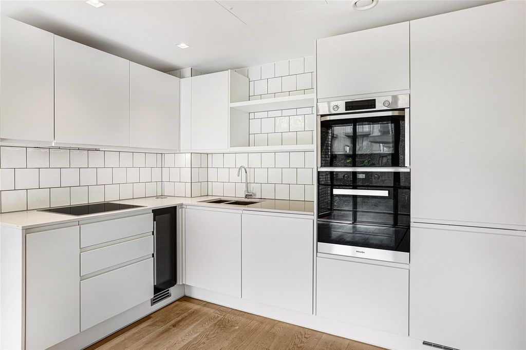Property photo 3 of 11 Kitchen