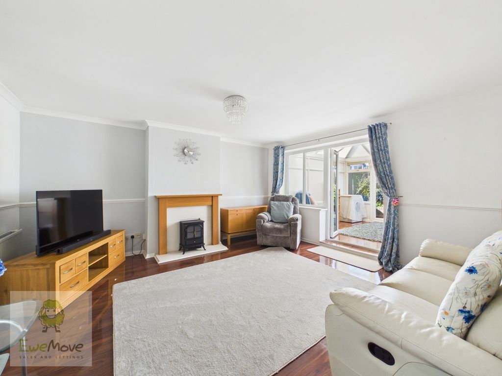 Property photo 2 of 20 Living Room