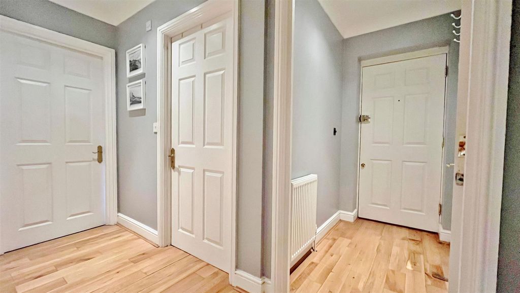 Property photo 3 of 14 Hallway