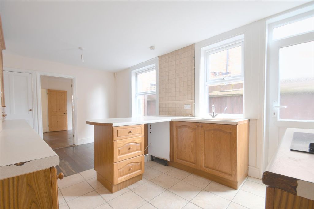 Property photo 3 of 9 Kitchen 2.Jpg