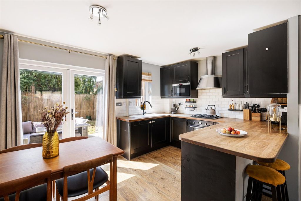 Property photo 3 of 23 Balcorne Street, E9 14
