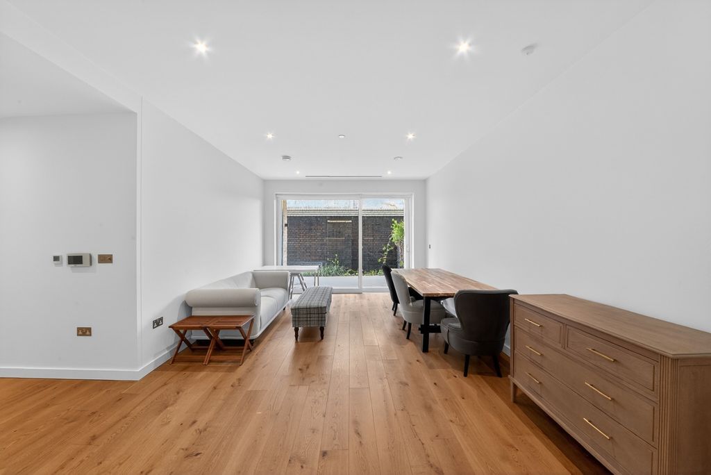Property photo 2 of 11 Fisherton Street