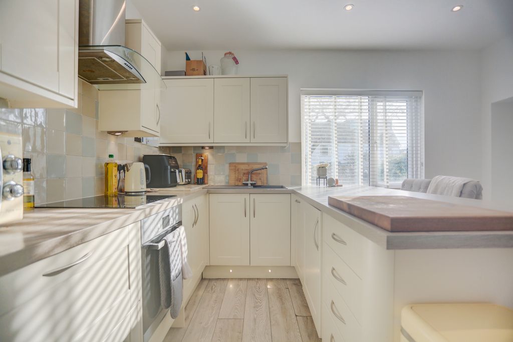 Property photo 3 of 15 Kitchen3