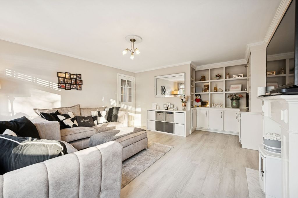 Property photo 1 of 19 Lounge