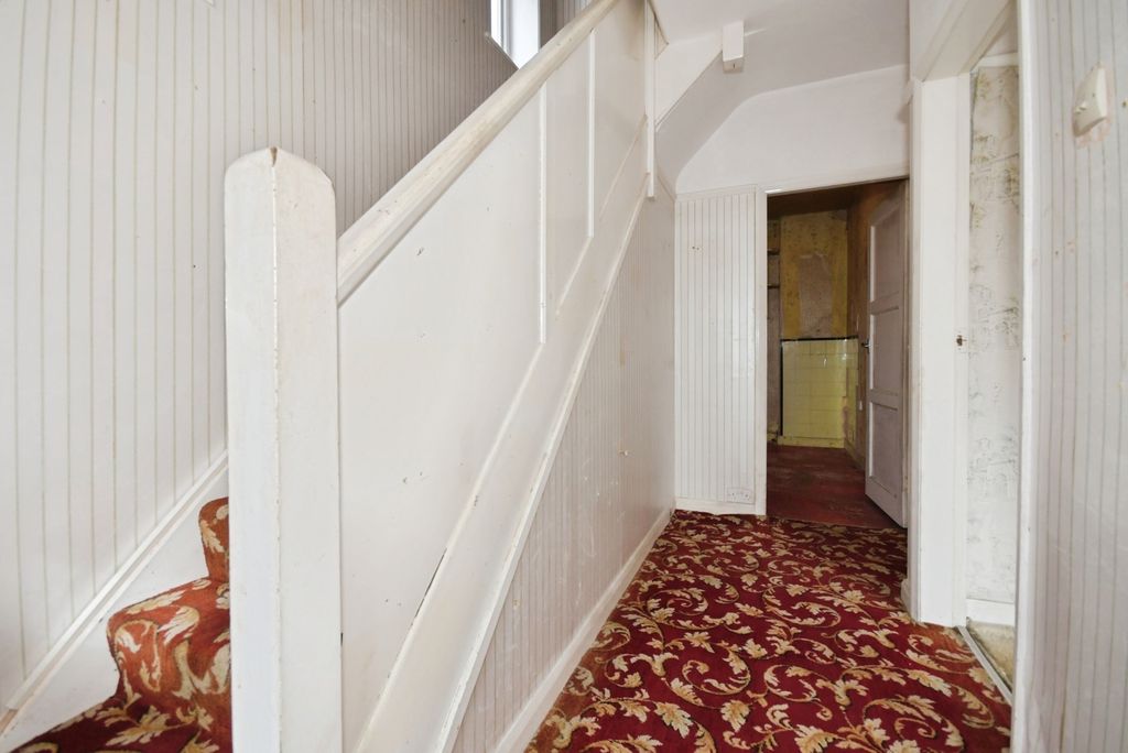 Property photo 2 of 18 Entrance Hall