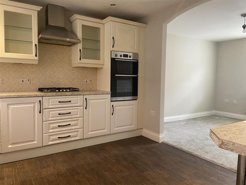 Property photo 3 of 10 Kitchen