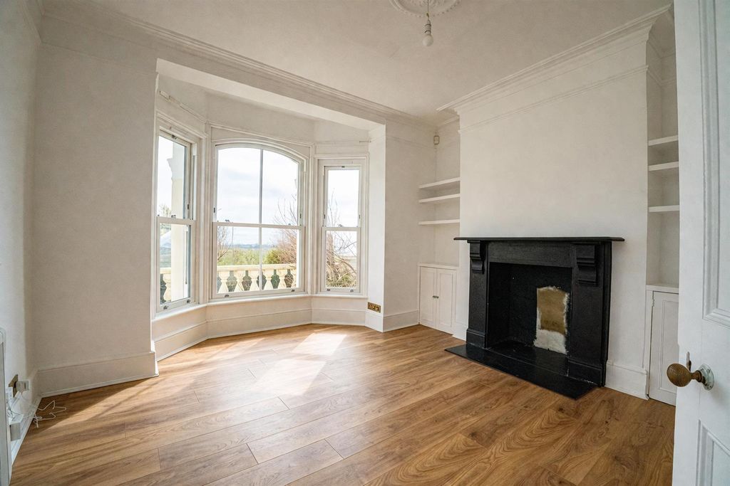 Property photo 3 of 22 6A1F13E7-A395-4d05-9F92-3E58645c0B63.Png