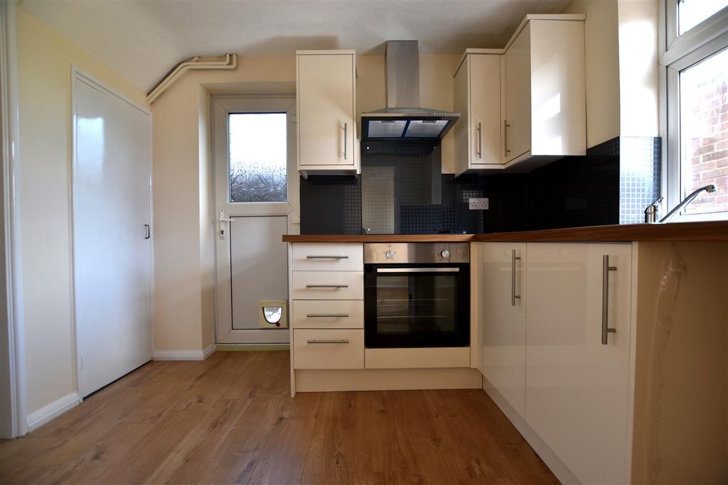 Property photo 3 of 7 Kitchen