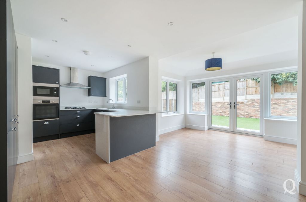 Property photo 2 of 29 30Aa4208-9958-470...