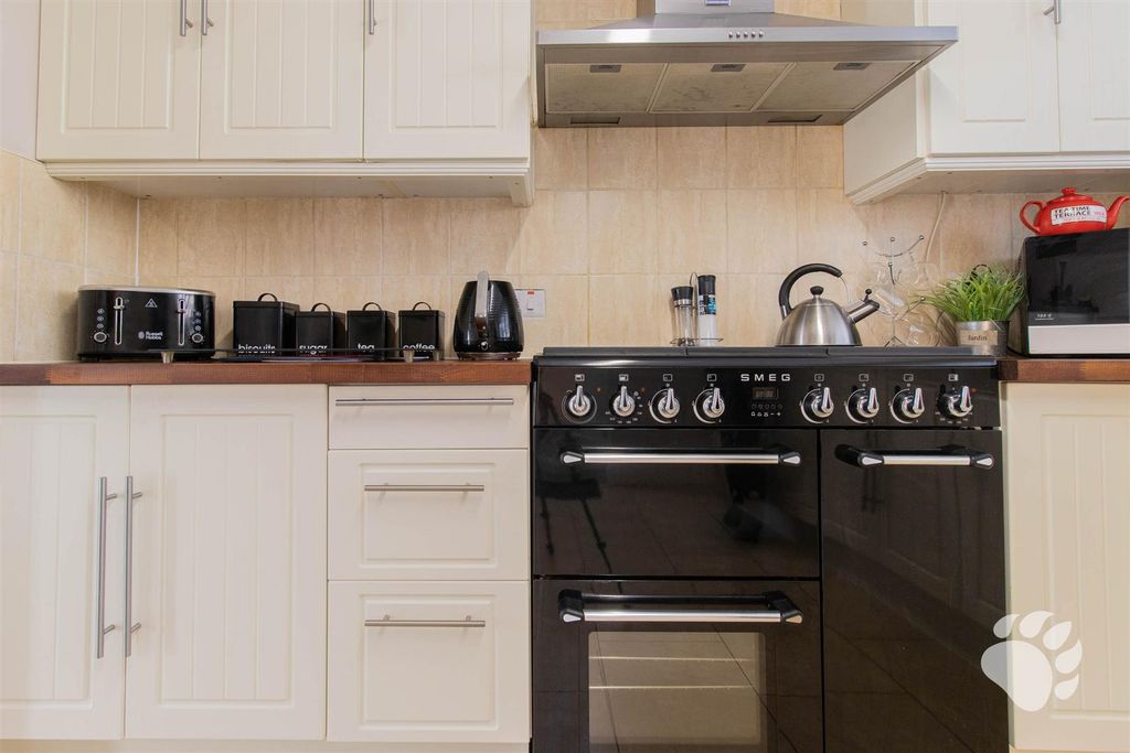 Property photo 3 of 30 Kitchen