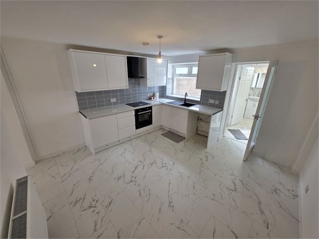 Property photo 3 of 11 Kitchen