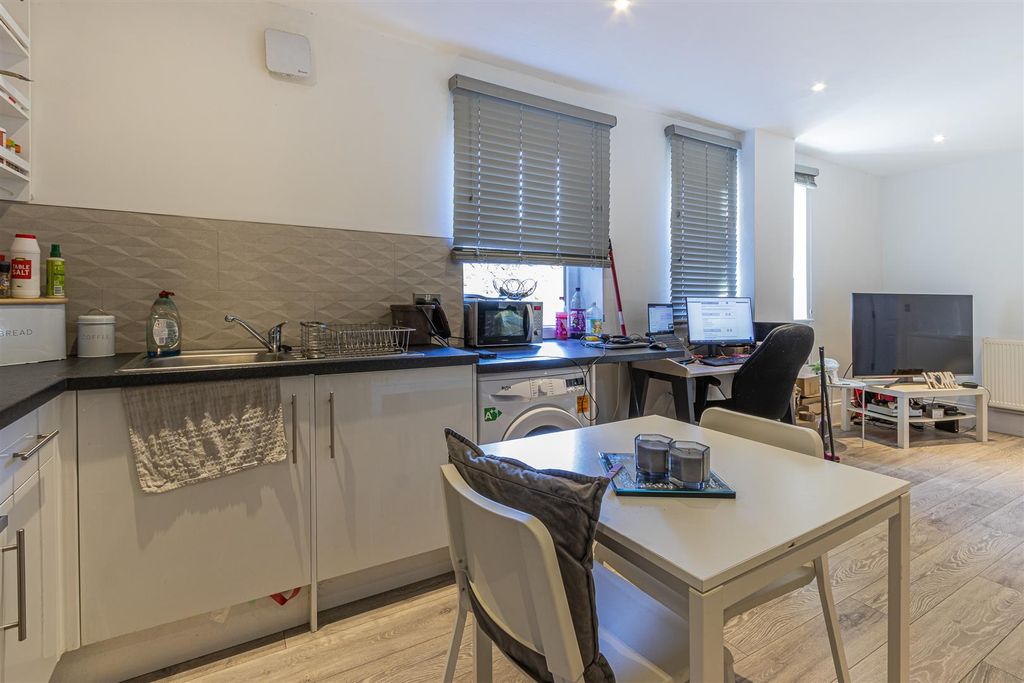 Property photo 3 of 9 Claude Road 37, 2-7.Jpg