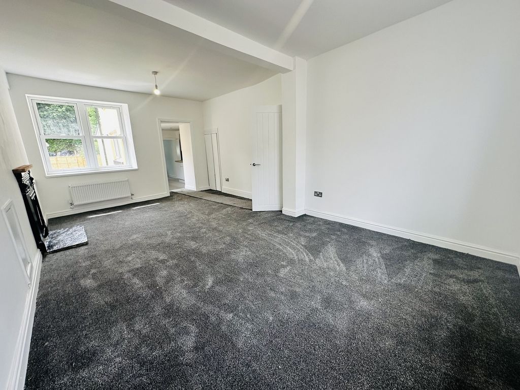 Property photo 3 of 12 Lounge