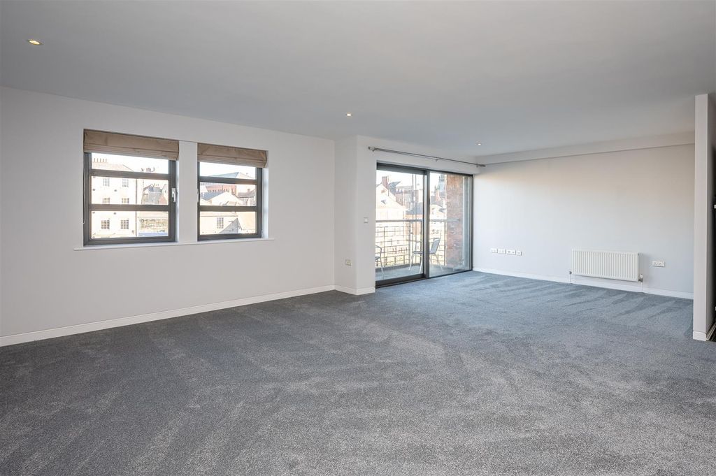 Property photo 3 of 14 Living Space