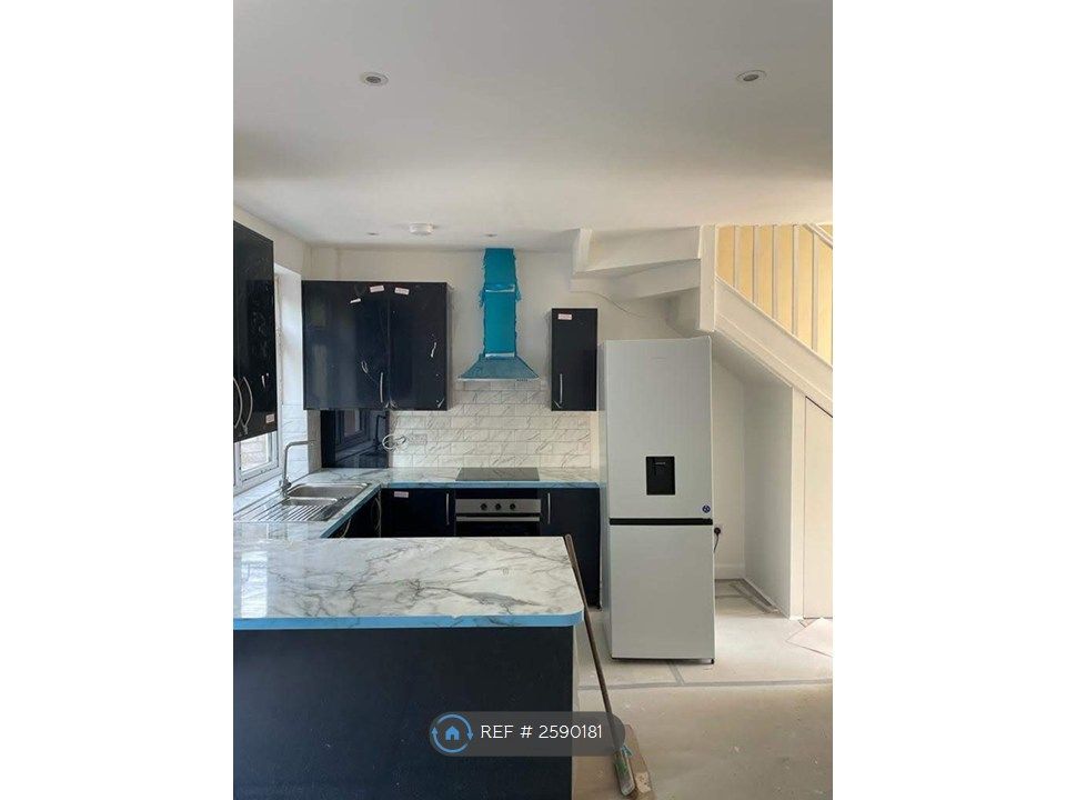 Property photo 1 of 15 Finalising New Fitted Kitchen/ Breakfast Bar